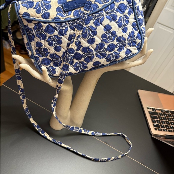 Elegant Blue and White Floral Crossbody/Adjustable Bag - Picture 4 of 8